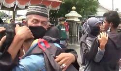 Cerita Para Orang Tua Menangis saat Jemput Anaknya Ditahan Polisi di Bekasi