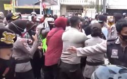 Video Demo Emak-Emak Tolak Pengerukan Pasir Laut di Makassar Ricuh