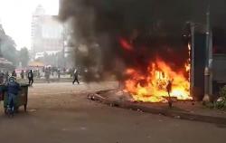 Video Demo di Sekitar Patung Kuda Rusuh, Massa Bakar Pos Polisi