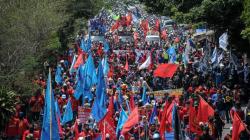 Ribuan Mahasiswa dan Buruh Bersatu Blokir Jalan Nasional Bandung-Garut<