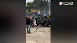 Video Massa Terobos Barikade dan Rusak Mobil Polisi di Daan Mogot Tangerang