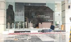 Massa Aksi Demo Omnibus Law Rusak Gedung Kementerian ESDM