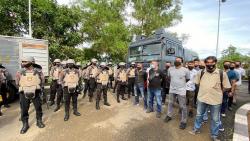 Polisi Hadapi Peserta Aksi Demo Tolak UU Cipta Kerja, Ini Pesan Kapolda Maluku