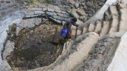 Kekeringan, Warga Situbondo Rela Jalan Kaki 2 Kilometer demi Air Keruh