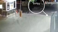 Detik-Detik 5 Karyawan Pabrik di Madiun Ditabrak Mobil saat Menyeberang, 2 Tewas