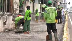 Petugas Bersihkan Halte Bus Transjakarta Tosari Pasca Aksi Massa Tolak UU Cipta Kerja