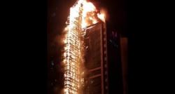 Apartemen 33 Lantai Terbakar Hebat, Pemadam Cari Penghuni yang Terjebak