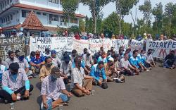 Kena PHK, Ratusan Buruh di Pekalongan Serbu Kantor DPRD