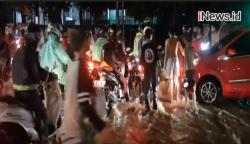 Kali Baru Kramat Jati Meluap akibat Hujan Deras, Sejumlah Jalan Tergenang Air