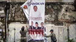 Satpol PP Copot Alat Peraga Kampanye Pilkada Solo