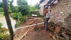 Musim Hujan, Rumah Warga di Baturaja Barat Terancam Longsor<