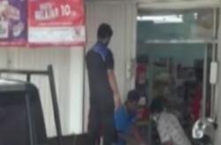 Video Minimarket di Bekasi Dirampok, Pelaku Jebol Tembok<