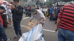 Video Sampah Pascademo di Ibu Kota Jadi Berkah bagi Pemulung