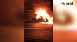Video Mobil Terbakar di Tol JORR TB Simatupang Diduga Korsleting Listrik