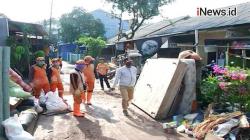 Video Kawasan Pemukiman Warga di Ciganjur Jaksel Dibersihkan Petugas Pascabanjir