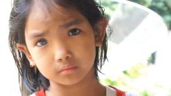 Bukan Pakai Softlens, Bola Mata Satu Keluarga di Tanah Datar Ini Berwarna Biru