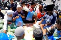 Peringati Hari Pangan Sedunia, Polisi di Belawan Bagi-Bagi Sayur ke Warga