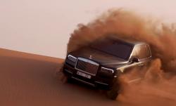 Ide Gila, Mobil Para Sultan Rolls-Royce Cullinan Dipakai Ngedrift di Padang Pasir