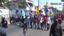 Ribuan Buruh Berunjuk Rasa di Depan Kantor DPRD Jombang terkait UU Cipta Kerja