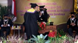 Ratusan Lulusan UWKS Ikuti Wisuda secara Drive Thru