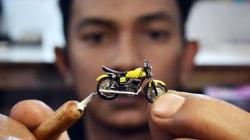 Kerajinan Miniatur Sepeda Motor dari Bahan Limbah Plastik<