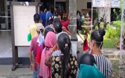 Video Warga di Cirebon Abaikan Protokol Kesehatan demi BLT Rp300.000