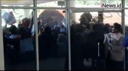 Video Ratusan Warga Berdesakan Antre Bantuan UMKM Rp2,4 Juta di Tangerang