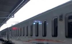 Video KA Jarak Jauh Berhenti di Stasiun Jatinegara Antisipasi Demo UU Cipta Kerja