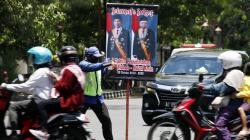 Apresiasi Kinerja Jokowi-Ma'ruf Amin, Relawan Pajang Foto Sambil Atur Lalu Lintas
