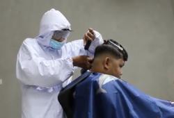 Unik, Tukang Cukur di Kendari Pakai APD Gaet Pelanggan di Masa Pandemi Covid