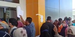 Daftar Bansos UMKM, Ratusan Warga Lombok Timur Rela Berdesakan