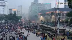 Video Demonstran Bakar Ban di Patung Kuda Jakpus Jelang Malam
