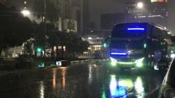 Jalan Gajah Mada Kembali Dibuka, Pembatas Beton Dibongkar Gunakan Alat Berat