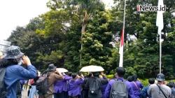 Video Mahasiswa Pakuan Bogor Demo Turunkan Bendera Setengah Tiang di Tol Jagorawi