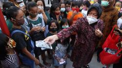 Momen Wali Kota Risma Bagi-Bagi Masker kepada Warga Surabaya
