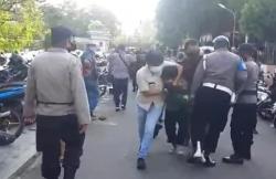 Viral Perwira Polisi Dipukuli Sesama Polisi, Polda Jambi: Itu Bukan Aparat