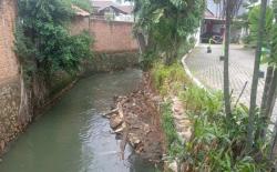 Turap Perumahan di Ciracas Longsor usai Diguyur Hujan