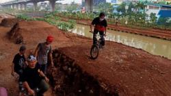 Parkir Liar di Kolong Tol Becakayu Diubah Jadi Lintasan Sepeda Pump Track