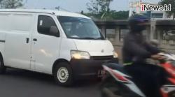 Video Pengendara Mobil Boks Buang Sampah Berkarung-karung di Kalimalang, Viral