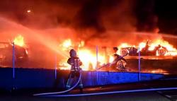 7 Mobil Tesla Ludes Terbakar di Showroom, Diduga Sengaja Dibakar