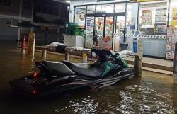 Tak Bisa Dilalui Mobil karena Banjir, Pria Ini Belanja ke Minimarket Pakai Jetski