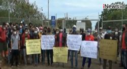 Video Aksi Demo Puluhan Warga Tuban Blokade Pintu Masuk PT TPPI, Tuntut Dipekerjakan<