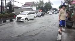 Siswi SMP di Cimahi Tewas Terseret Banjir Masuk Gorong-Gorong Jalan<