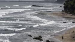 Wisata Pantai Karang Nini Pangandaran Suguhkan Pemandangan Lautan dan Hutan