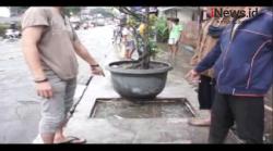 Video Remaja Perempuan Tewas Jatuh ke Gorong-Gorong saat Hujan Deras di Cimahi