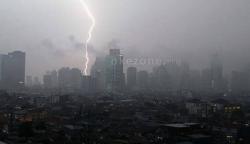 Waspada, Jakarta Selatan Berpotensi Hujan Deras Disertai Petir dan Angin Kencang