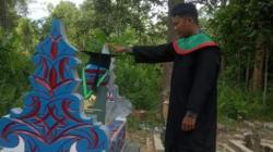 Penuh Haru, Wisudawan di Makassar Pasang Toga di Makam Sang Ayah
