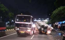 Truk Pengangkut Paku Bumi Patah As di Cililitan