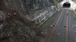 Longsor Timbun Jalur Rel di Banyumas, Perjalanan Kereta Api Terganggu<