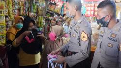 Taruna Akpol Bagi-Bagi Masker kepada Pedagang Pasar Rasamala Semarang